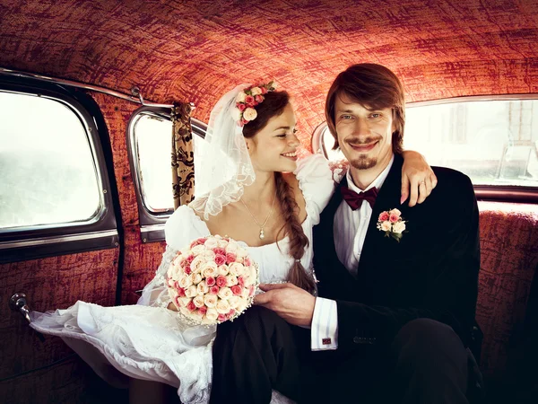 Beautiful happy young bride and groom — Stock Photo, Image