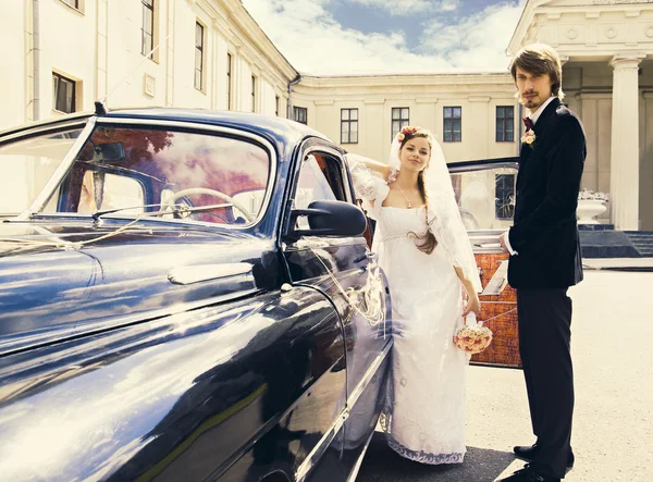 Beautiful happy young bride and groom — Stock Photo, Image