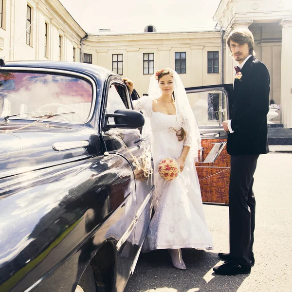 Beautiful happy young bride and groom — Stock Photo, Image