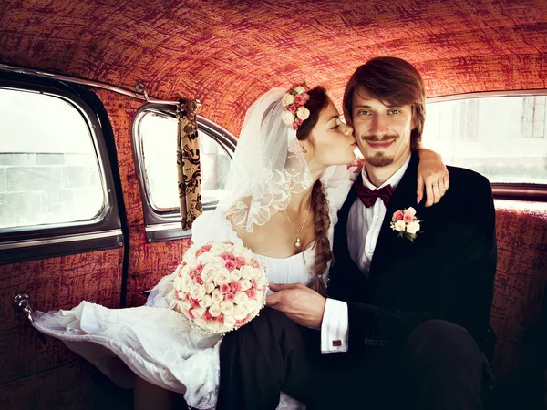 Beautiful happy young bride and groom — Stock Photo, Image