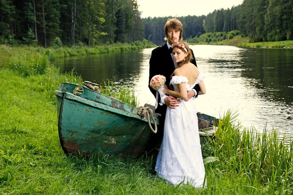 Beautiful happy young bride and groom — Stock Photo, Image