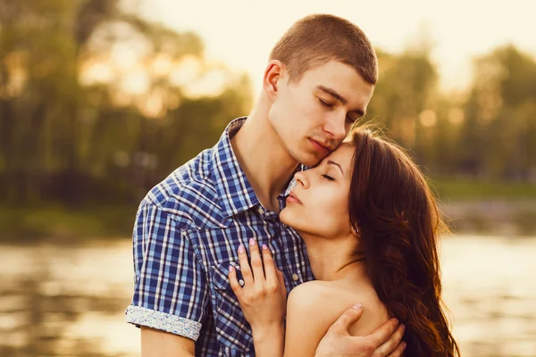 güzel genç bir çift kucaklayan