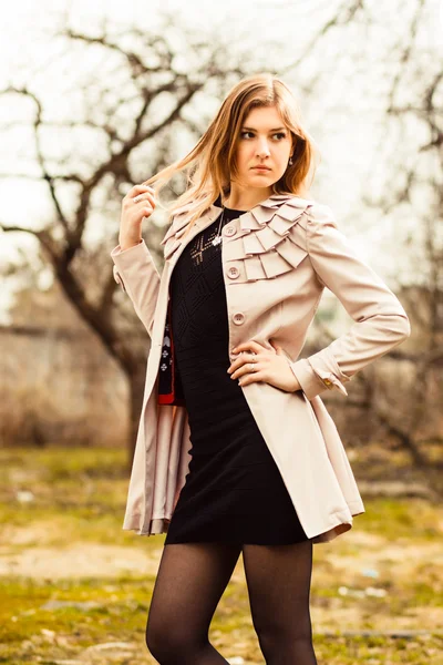 Jeune femme dans le jardin d'automne — Photo