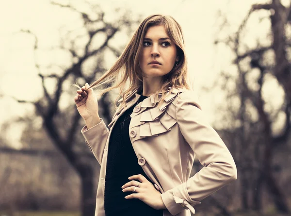 Young woman in autumn garden — Stock Photo, Image