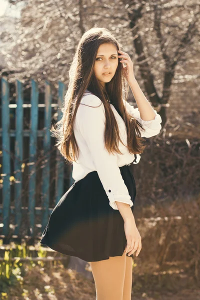 Hermosa chica en falda — Foto de Stock