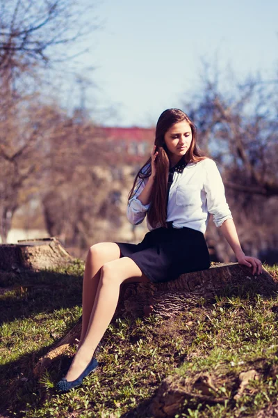 Schönes Mädchen sitzend — Stockfoto