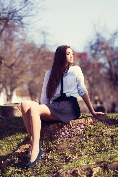 Krásná dívka sedící — Stock fotografie