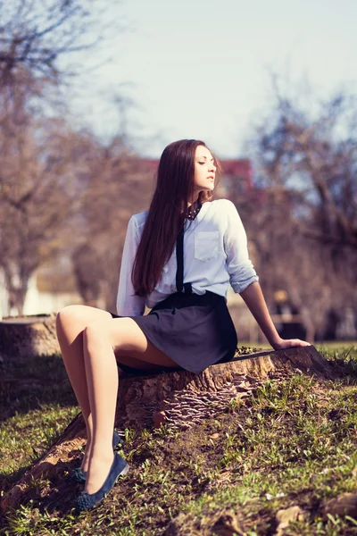 Krásná dívka sedící — Stock fotografie