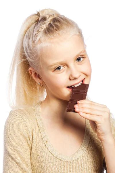 Menina bonita mordendo chocolate . — Fotografia de Stock