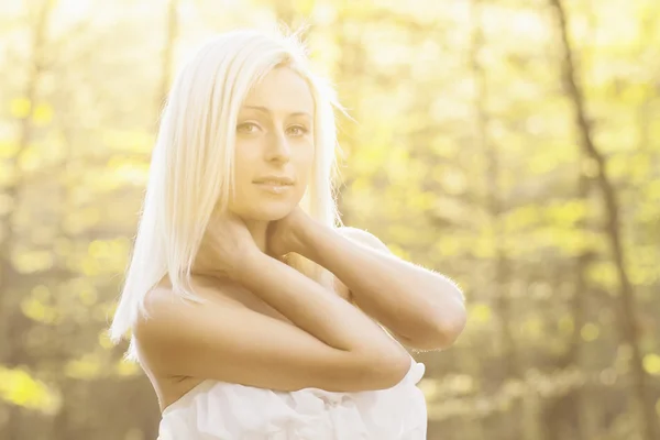 Mooi meisje in voorjaar bos — Stockfoto