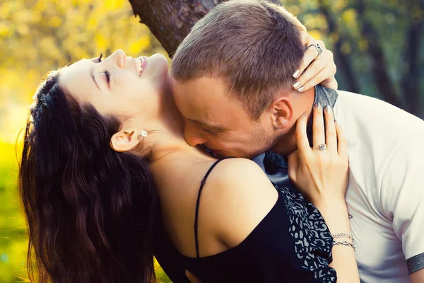 Glückliches junges Paar küsst — Stockfoto