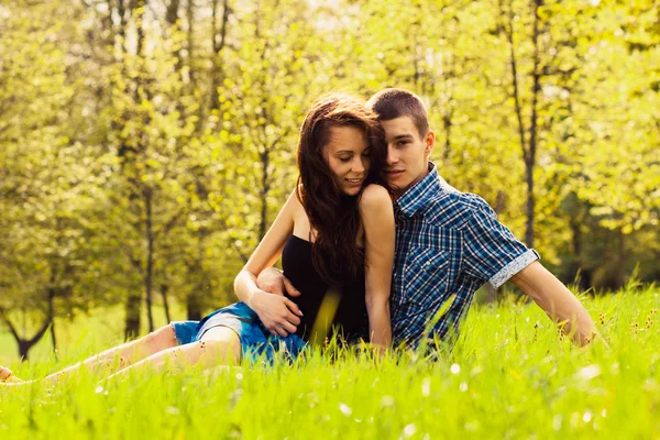 Feliz jovem casal apaixonado — Fotografia de Stock