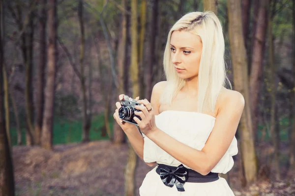 Menina adulta bonita com câmera de foto retro — Fotografia de Stock