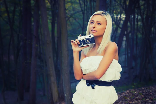 Красивая взрослая девушка с ретро фотокамерой — стоковое фото