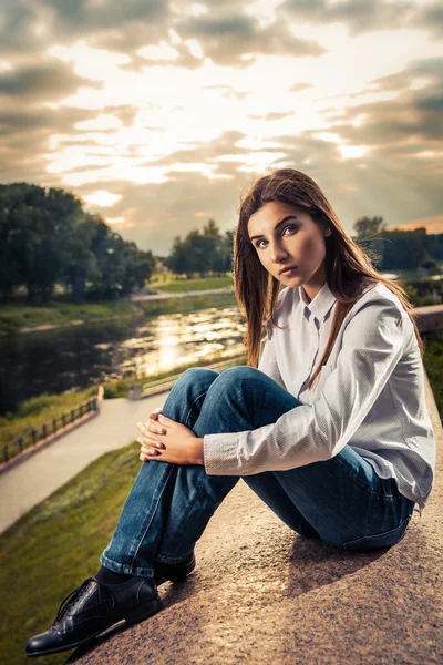 Schöne junge brünette Mädchen — Stockfoto