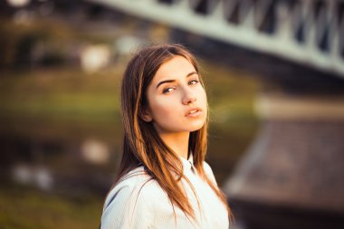 Güzel genç esmer kız.