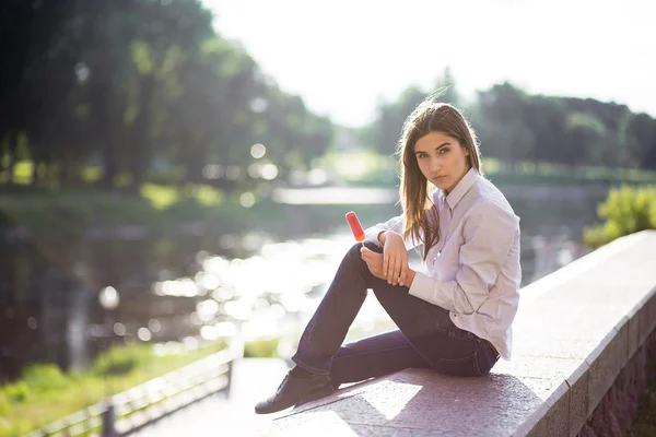 Menina morena jovem bonita — Fotografia de Stock