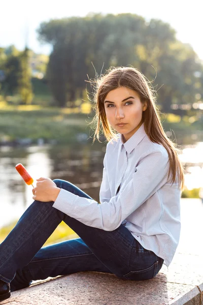 Mooi jong brunette meisje — Stockfoto