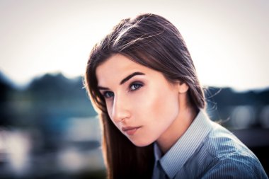 Güzel genç esmer kız.