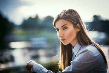 Güzel genç esmer kız.