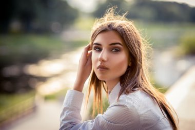 Güzel genç esmer kız.