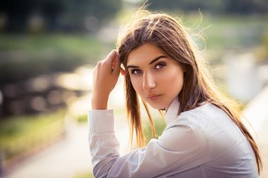 Güzel genç esmer kız.