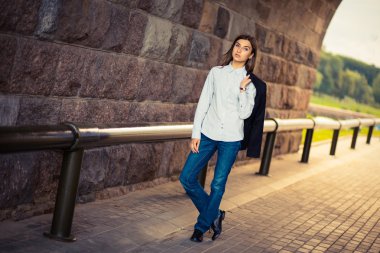 güzel genç kız hipster ayakta