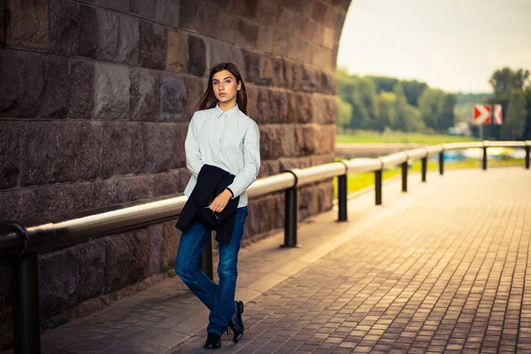 Schöne junge Mädchen Hipster stehend — Stockfoto