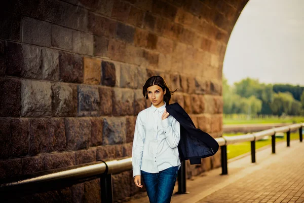 Beautiful young girl hipster goes — Stock Photo, Image