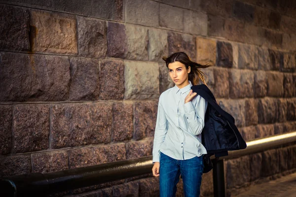 Beautiful young girl hipster goes — Stock Photo, Image