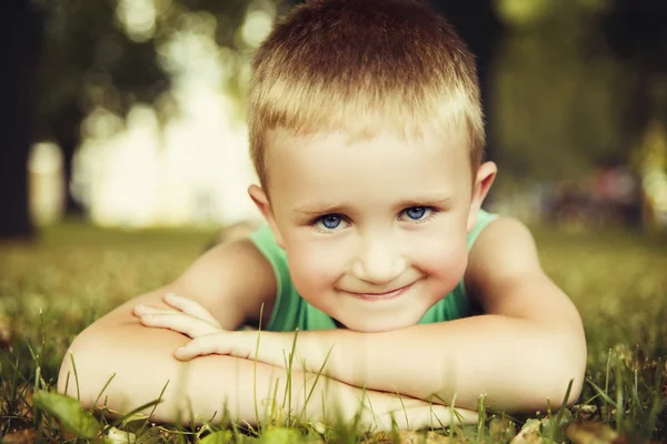 Liten pojke liggande — Stockfoto