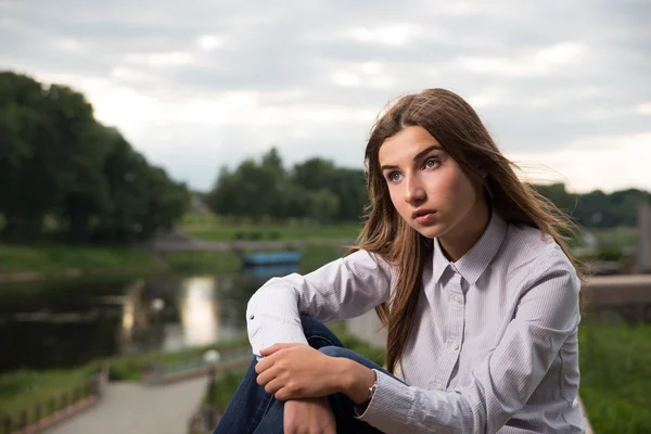 Schöne junge brünette Mädchen — Stockfoto