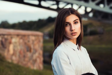 Güzel genç esmer kız.