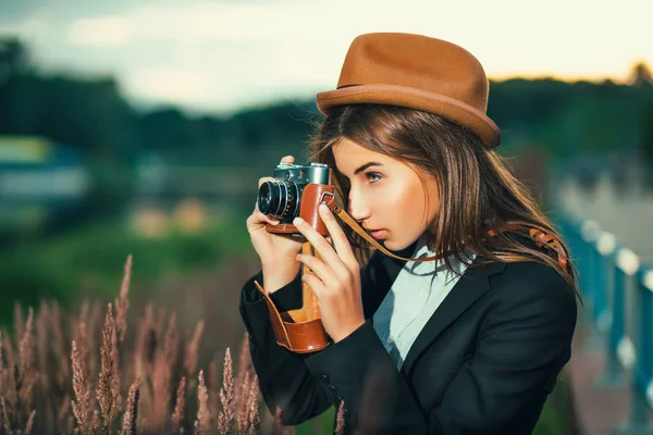 Bela hipster menina tiro — Fotografia de Stock