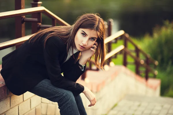 Menina morena jovem bonita — Fotografia de Stock