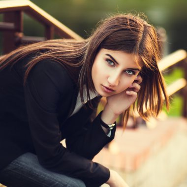 Güzel genç esmer kız.