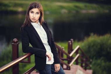 Güzel genç esmer kız.