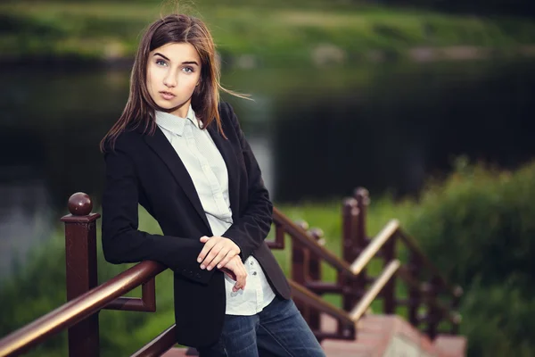 Menina morena jovem bonita — Fotografia de Stock