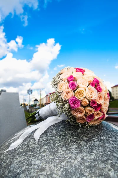 Bröllop bukett gul och rosa rosor — Stockfoto