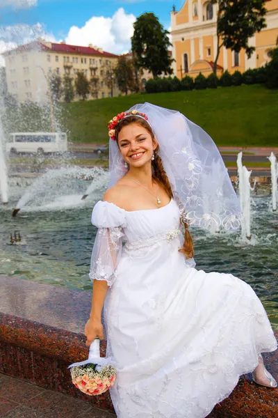 Schöne glückliche Braut — Stockfoto