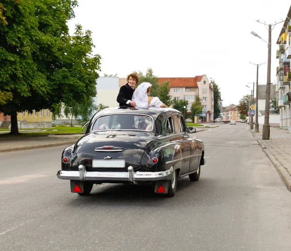 Romantic image of happy bride and groom — Stock Photo, Image