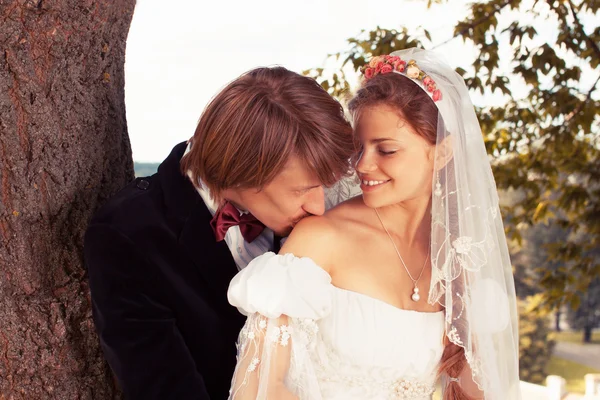 Noivo beijando sua noiva — Fotografia de Stock