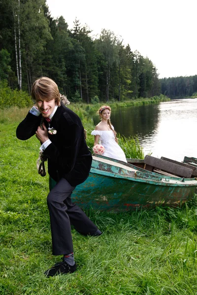 Mooie gelukkig jonge bruid en bruidegom — Stockfoto