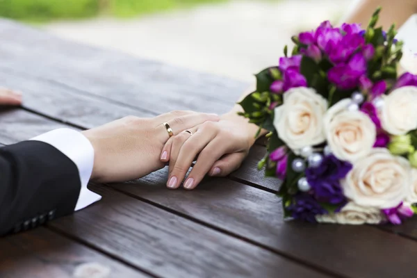 Sposa e sposo che si tengono per mano — Foto Stock