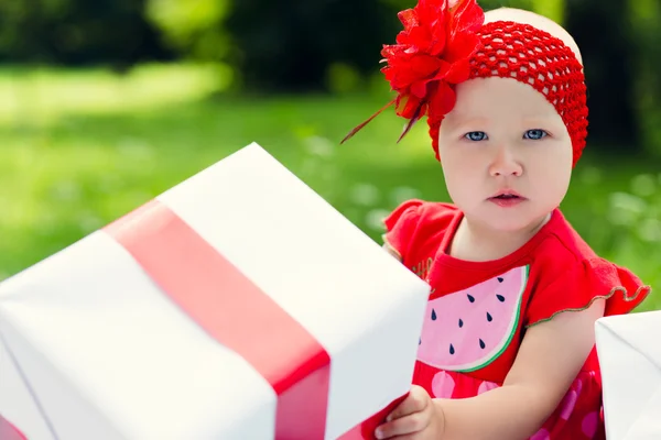 Menina criança alegre com caixas de presente coloridas — Fotografia de Stock
