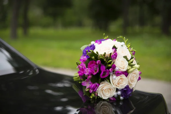 Bouquet de mariage avec roses rouges — Photo