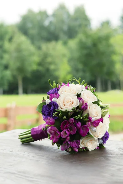 Ramo de boda de rosas blancas y azules — Foto de Stock