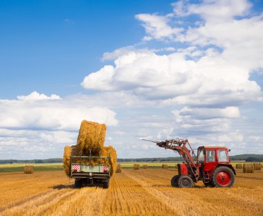 saman taşıyan traktör