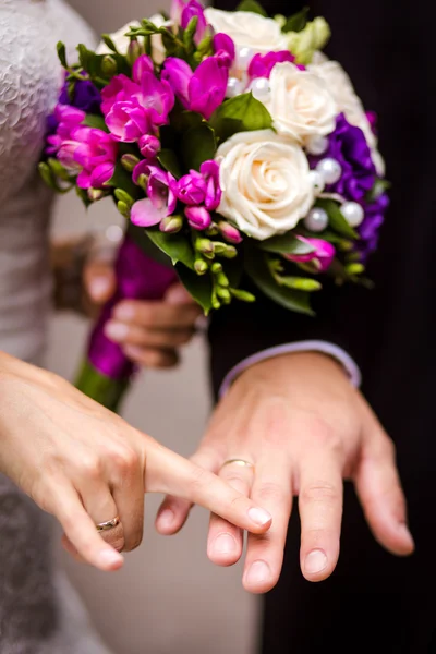花嫁と新郎の手を握って — ストック写真