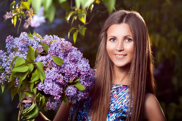 Moda mujer joven con flores lila —  Fotos de Stock